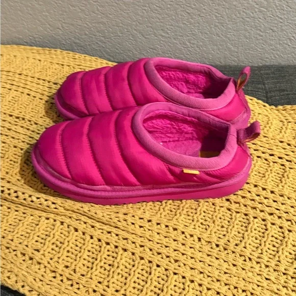 Ugg Girls Pink Quilted Shoes size 5 - Picture 3 of 5